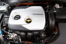 Elektromotor spolupracuje se spalovacím dvoulitrem.