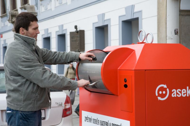 Červené kontejnery Asekolu - staré elektro patří do červeného kontejneru....