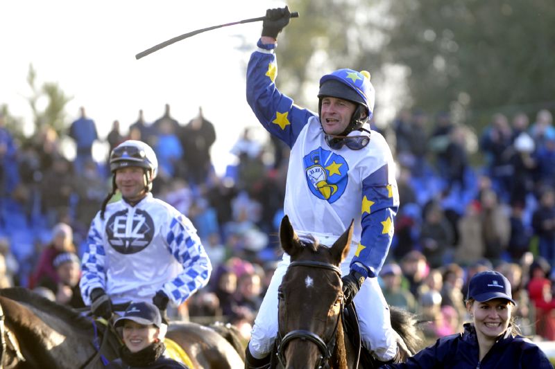 Překážkový dostih 125. Velká pardubická steeplechase 11. října v Pardubicích. Vítěz Marek Stromský s Nikasem (vpravo).