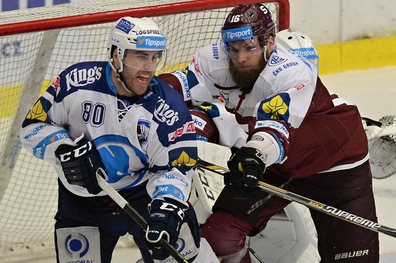 Utkání 48. kola hokejové extraligy: HC Škoda Plzeň - HC Sparta Praha 23. února v Plzni. Plzeňský útočník Nicholas Johnson (vlevo) a obránce Sparty Adam Polášek.