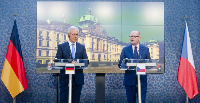 Premiér Bohuslav Sobotka (vpravo) a předseda Spolkové rady Německa a saský ministerský předseda Stanislaw Tillich (vlevo) vystoupili 24. února v Praze na tiskové konferenci po vzájemném jednání o rozvoji přeshraniční dopravní infrastruktury, česko-německé spolupráci v oblasti vědy a investic a o Česko-německém strategickém dialogu. Premiér Bohuslav Sobotka (vpravo) a předseda Spolkové rady Německa a saský ministerský předseda Stanislaw Tillich (vlevo) vystoupili 24. února v Praze na tiskové konferenci po vzájemném jednání o rozvoji přeshraniční dopravní infrastruktury, česko-německé spolupráci v oblasti vědy a investic a o Česko-německém strategickém dialogu.