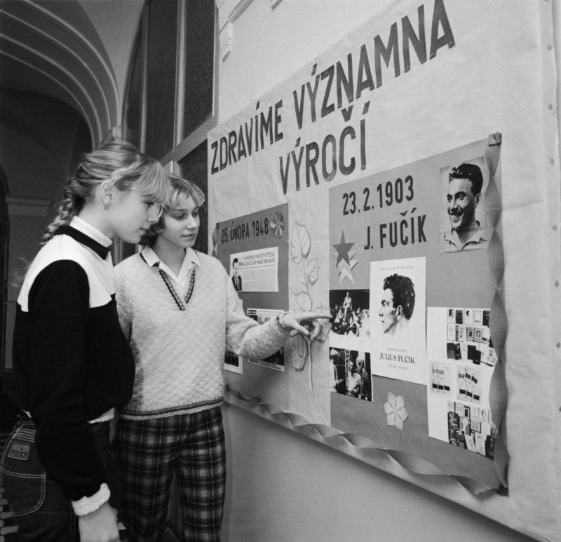 Přestože se dnes nikomu na absurdní výrobu nástěnek k „Vítěznému únoru" z roku 1948 moc vzpomínat nechce, je to součást českých dějin. 