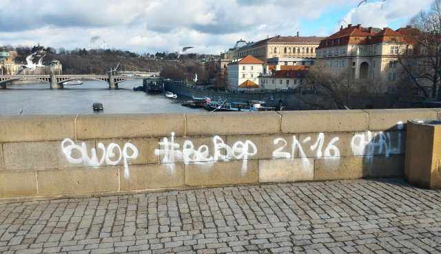 Karlův most s grafitti. Karlův most s grafitti.