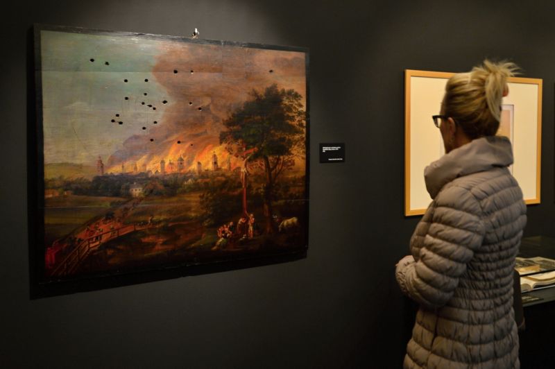 Výstava Západočeské galerie v Plzni s názvem Živly v nás. Na snímku vlevo je střelecký terč s motivem požáru Vysokého Mýta z roku 1818.