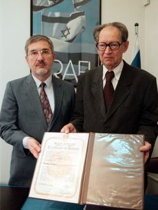 Miloš Hájek (vpravo), signatář Charty 77,bývalý docent na Vysoké škole politické,vědecký pracovník Historického ústavu ČSAV převzal z rukou izraelského velvyslance v Praze Raphaela Gvira ocenění "Spravedlivý mezi národy", které uděluje izraelský památník obětí a hrdinů holocaustu Jad Vašem za záchranu židovských životů před nacistickou perzekucí.