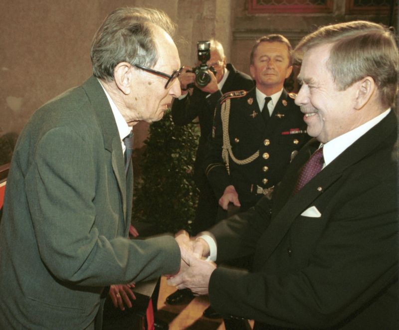 Bývalý prezident republiky Václav Havel při předání Medaile Za zásluhy Miloši Hájkovi na Pražském hradě v roce 2001. Bývalý prezident republiky Václav Havel při předání Medaile Za zásluhy Miloši Hájkovi na Pražském hradě v roce 2001.