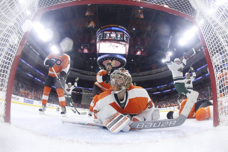 Hokejový brankář Michal Neuvirth předvedl ve čtvrtečním utkání NHL úžasný zákrok, kterým pomohl Philadelphii udržet v závěrečných sekundách výhru 3:2 nad Minnesotou. 