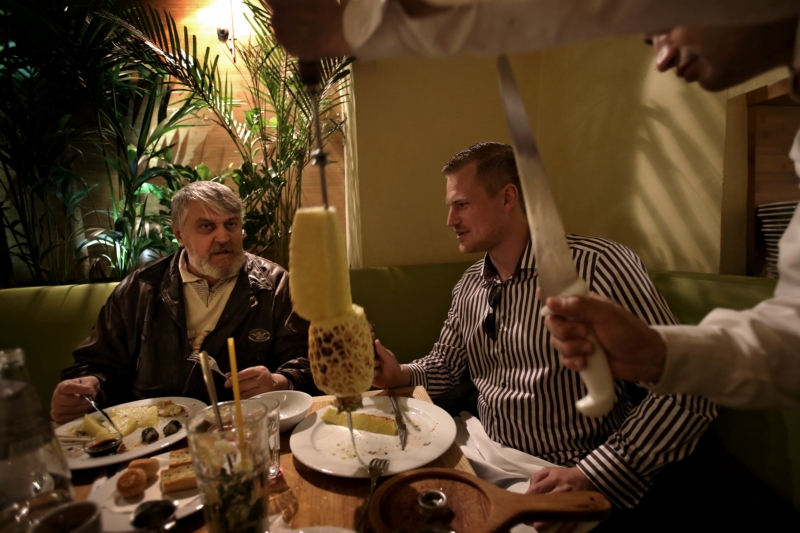 Ivan Jonák a Filip Turek na společné večeři. 