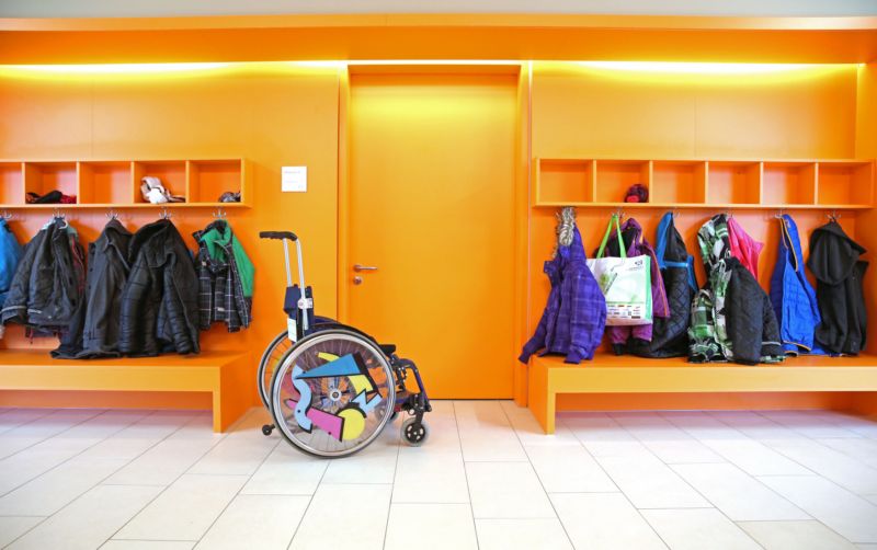 Znevýhodněné a handicapované děti vyžadují při vyučování zvláštní podporu, kterou jim samotný učitel není schopný poskytnout. Znevýhodněné a handicapované děti vyžadují při vyučování zvláštní podporu, kterou jim samotný učitel není schopný poskytnout.