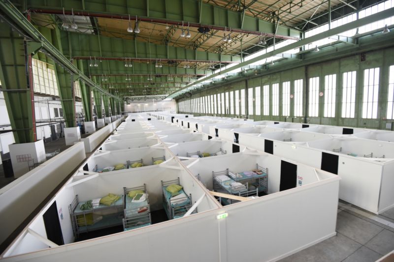 Nouzové přístřeší pro uprchlíky na bývalém letišti Tempelhof v německém Berlíně.