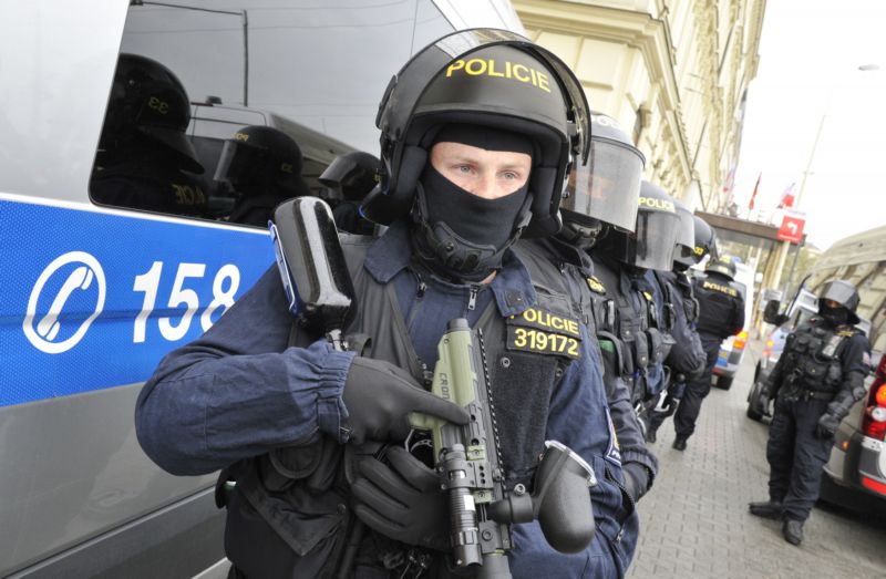 Policie v pohotovosti (ilustrační foto). Policie v pohotovosti (ilustrační foto).