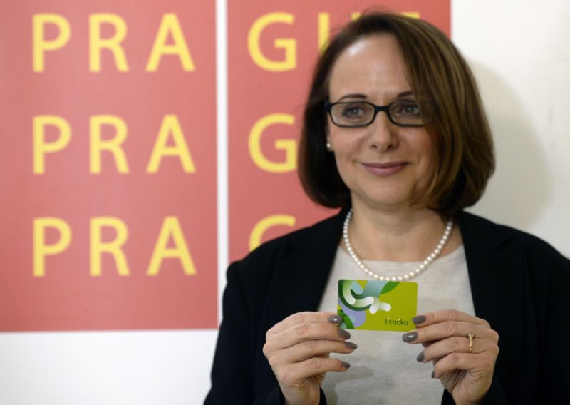 Pražská primátorka Adriana Krnáčová (na snímku) s novou kartu pro MHD v Praze Lítkačkou, která nahradí opencard. Pražská primátorka Adriana Krnáčová (na snímku) s novou kartu pro MHD v Praze Lítkačkou, která nahradí opencard.