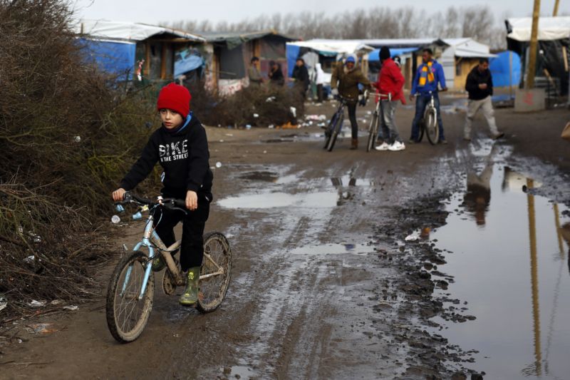 Životní podmínky v calaiském provizorním uprchlickém táboře jsou neutěšené jako v chudinských čtvrtích.