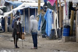 Fotografie z provizorního migrantského tábora v Calais ve Francii.