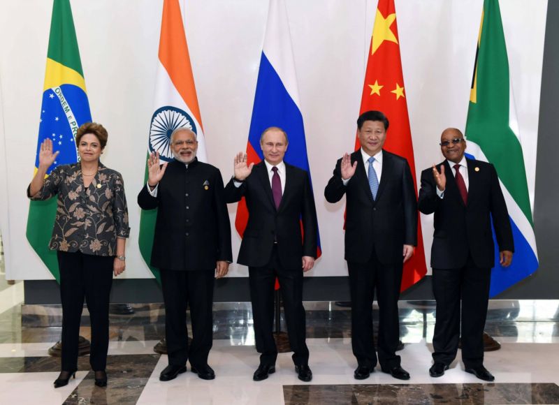 Pětice velkých rozvíjejících se zemí skupiny BRICS, zleva: brazilská prezidentka Dilma Rousseff, indický premiér Narendra Modi, ruský prezident Vladimir Putin, čínský prezident Xi Jinping a jihoafrický prezident Jacob Zuma. Pětice velkých rozvíjejících se zemí skupiny BRICS, zleva: brazilská prezidentka Dilma Rousseff, indický premiér Narendra Modi, ruský prezident Vladimir Putin, čínský prezident Xi Jinping a jihoafrický prezident Jacob Zuma.