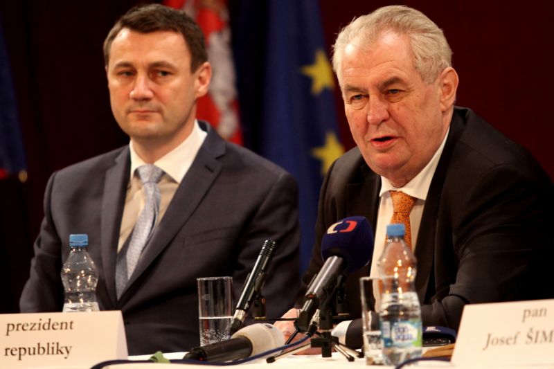 Prezident Miloš Zeman navštívil Liberecký kraj. Poslední den zavítal do semilského okresu. V dopoledních hodinách ho přivítaly stovky lidí na náměstí v Lomnici nad Popelkou. O chvilku později zaplnily zdejší Tylovo divadlo, kde prezident zodpovídal otázky občanů. Na snímku zleva hejtman kraje Martin Půta a prezident Miloš Zeman. Prezident Miloš Zeman navštívil Liberecký kraj. Poslední den zavítal do semilského okresu. V dopoledních hodinách ho přivítaly stovky lidí na náměstí v Lomnici nad Popelkou. O chvilku později zaplnily zdejší Tylovo divadlo, kde prezident zodpovídal otázky občanů. Na snímku zleva hejtman kraje Martin Půta a prezident Miloš Zeman.
