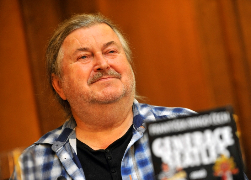 Textař a bubeník František Ringo Čech hrával v kapele s Jiřím Schelingerem.