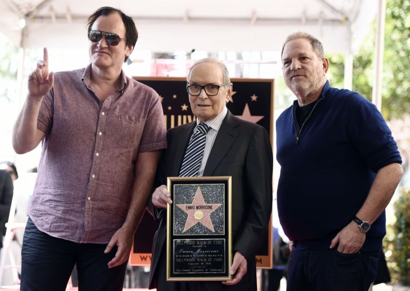 Kromě Morriconeho (uprostřed) dorazil na slavnostní odhalení také filmový režisér Quentin Tarantino (vlevo). Kromě Morriconeho (uprostřed) dorazil na slavnostní odhalení také filmový režisér Quentin Tarantino (vlevo).