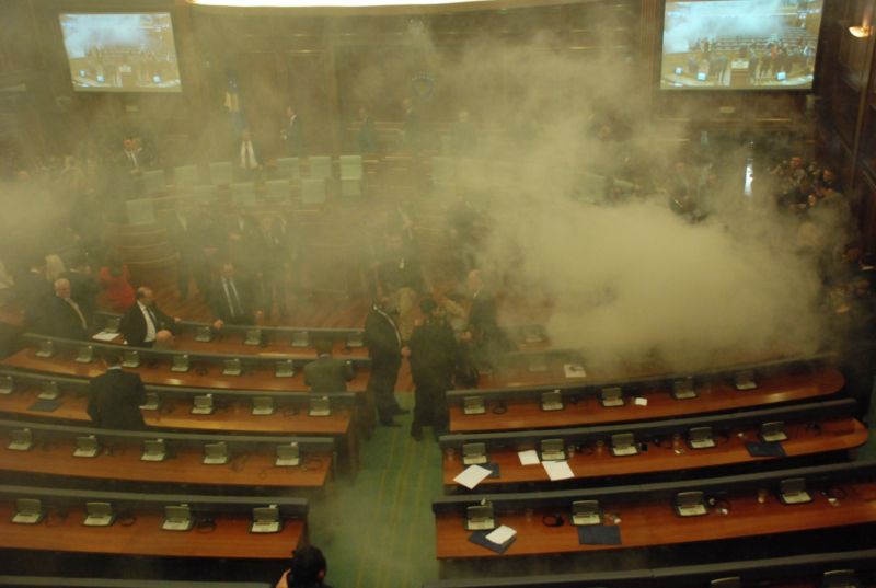 Slzný plyn v kosovském parlamentu.