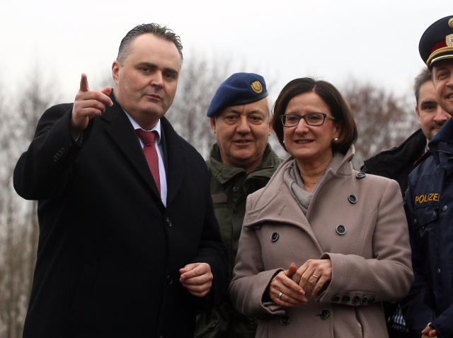 Ministr obrany Hans Peter Doskozil s kolegyní Johannou Miklovou-Leitnerovou. Ministr obrany Hans Peter Doskozil s kolegyní Johannou Miklovou-Leitnerovou.