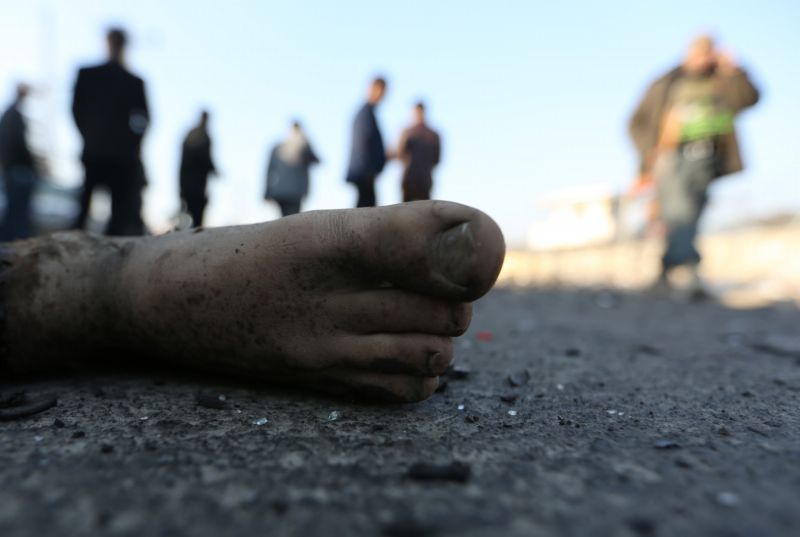 Nejméně dvacet lidí, většinou civilistů, bylo zabito při dvou sebevražedných útocích v Afghánistánu. 