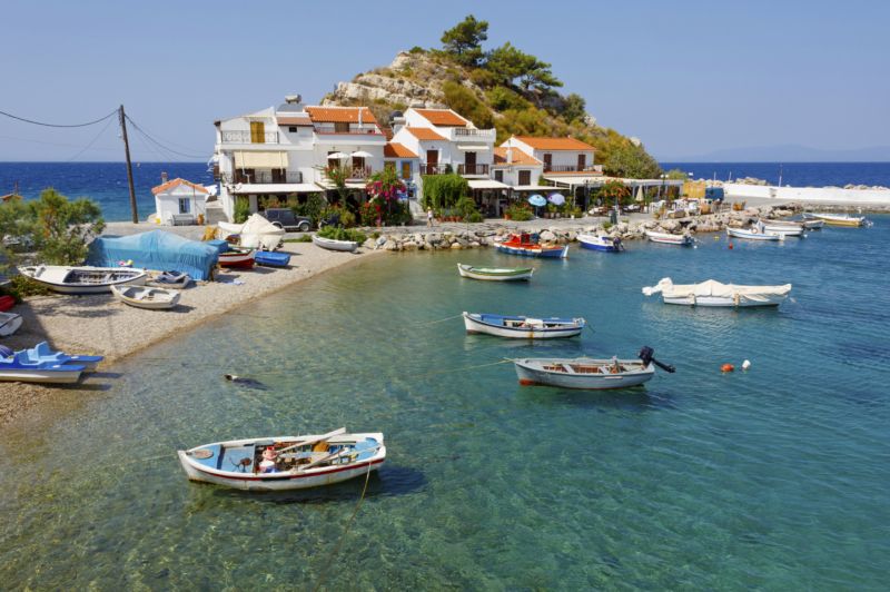Řecký ostrov Samos patří mezi největší ostrovy ležící v Egejském moři. Na snímku městečko Kokkari. Řecký ostrov Samos patří mezi největší ostrovy ležící v Egejském moři. Na snímku městečko Kokkari.