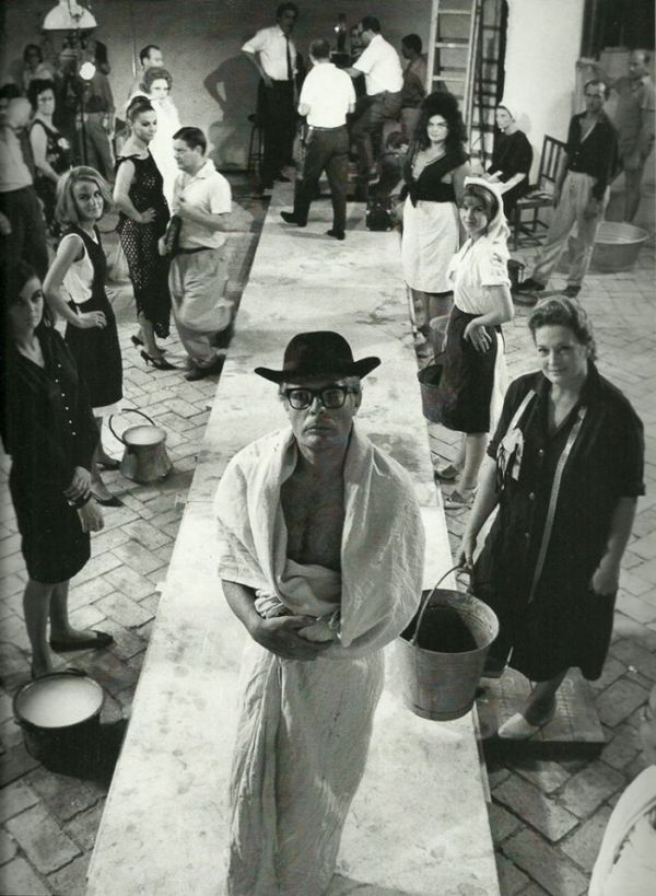 Hlavní hrdina filmu Osm a půl, který byl natočen v roce 1963, italský herec Marcello Mastroianni.