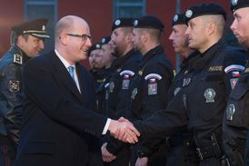 Dvacet sedm českých policistů odjelo z areálu Policejní akademie v Praze do Makedonie, aby pomáhali při střežení hranic. Na snímku je policejní prezident Tomáš Tuhý (vlevo) a premiér Bohuslav Sobotka (druhý zleva).