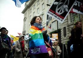 Mezigenerační demonstrace v ulicích Londýna proti systému jaderných zbraní.