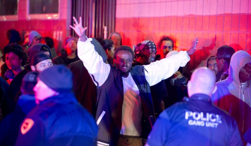 V ulicích amerického Salt Lake City vypukly v noci na neděli nepokoje kvůli střelbě, do níž byli zřejmě zapleteni dva členové místního policejního sboru. V ulicích amerického Salt Lake City vypukly v noci na neděli nepokoje kvůli střelbě, do níž byli zřejmě zapleteni dva členové místního policejního sboru.