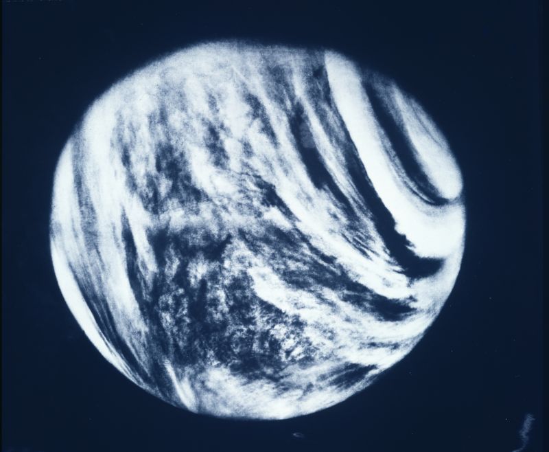 Venuše, pojmenovaná po římské bohyni lásky a krásy, se rozměrem a hmotností ze všech planet nejvíce blíží Zemi.