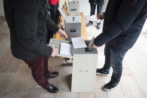 Švýcaři v referendu odmítli zpřísnění pravidel pro vyhošťování cizinců.