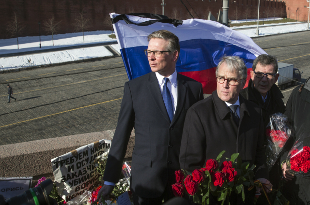 Zleva švédský velvyslanec John Peter Ericson, německý vevyslanec Rudiger Von Fritsch a francouzský velvyslanec Jean-Maurice Ripert nesou květiny na místo, kde byl opozičník Němcov zastřelen.