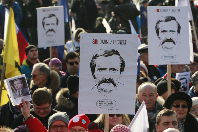 Několik tisíc protestujících na podporu Lecha Walesi.