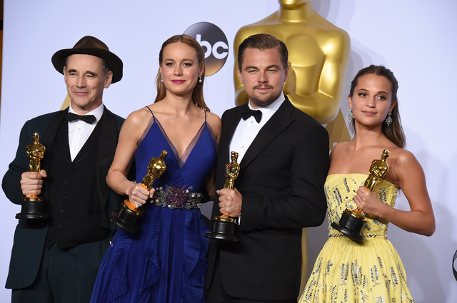 Držitelé Oscarů za herecké výkony: zleva Mark Rylance, nejlepší herec ve vedlejší roli (Most špionů), Brie Larsonová, nejlepší herečka v hlavní roli (Pokoj), Leonardo DiCaprio, nejlepší herec v hlavní roli (Revenant Zmrtvýchvstání), a Alicia Vikanderová, nejlepší herečka ve vedlejší roli (Dánská dívka).