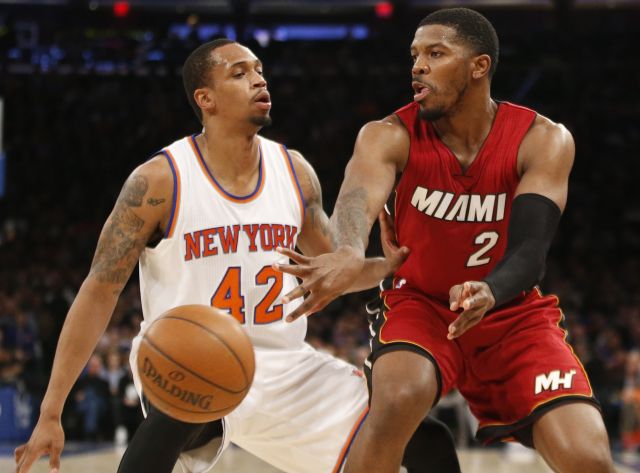 Joe Johnson (vpravo).