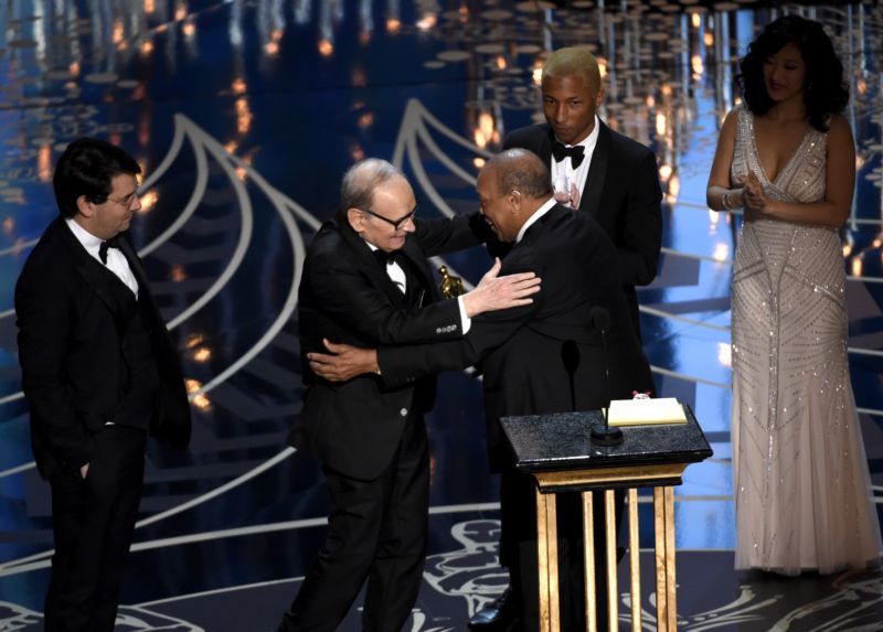 Ennio Morricone získal Oscara za nejlepší filmovou hudbu.