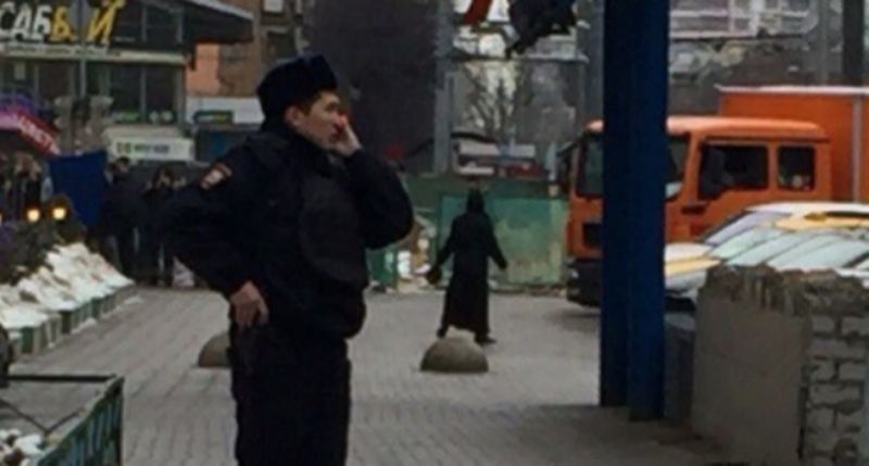 Ženu s uťatou hlavou dítěte zadržela moskevská policie u jedné ze stanic metra. 