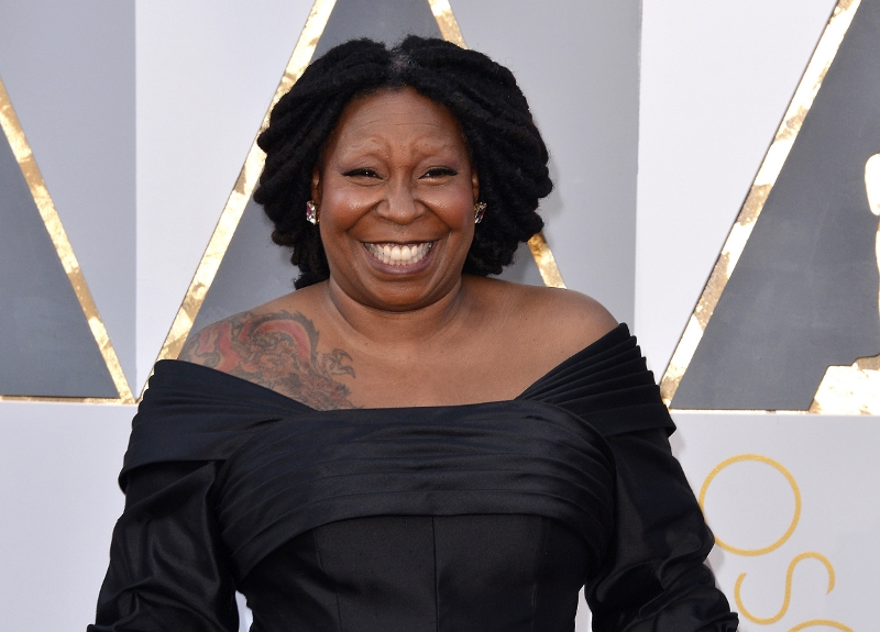 Whoopi Goldberg si zvolila šaty inspirované legendární Bette Davis.