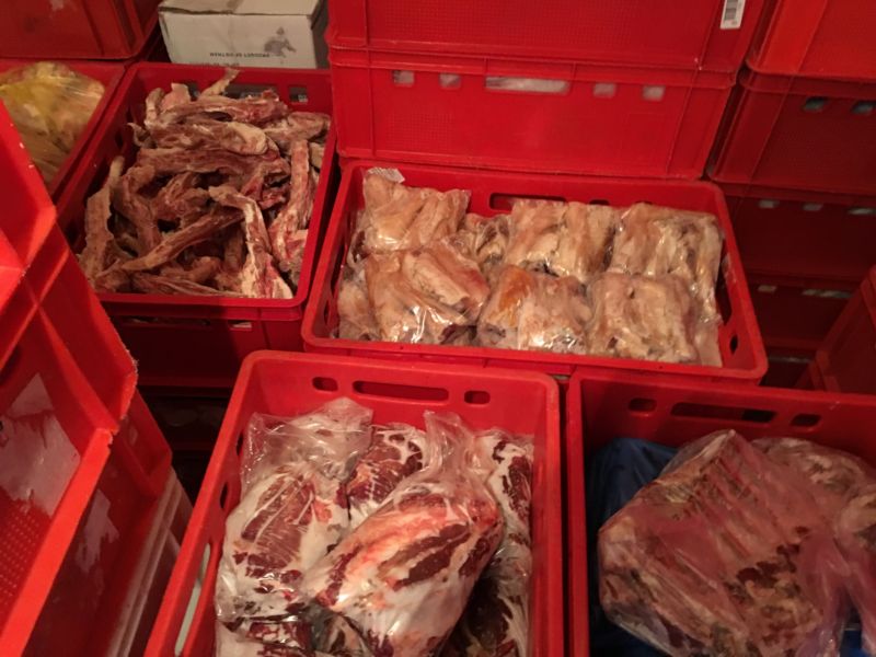 V pražské tržnici Sapa prodával muž maso přímo z dodávky na ulici, doma měl čtyři tuny částečně již zřejmě kazícího se masa. 