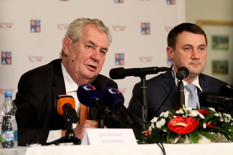 Na setkání prezidenta s občany v Lomnici nad Popelkou se jeden návštěvníků pokusil pronést zbraň.