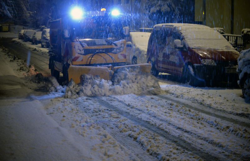 Sníh v pražských ulicích způsobil problémy hlavně autobusům městské hromadné dopravy, a to zejména v okrajových částech metropole. Technická správa komunikací má v ulicích veškerou techniku.
