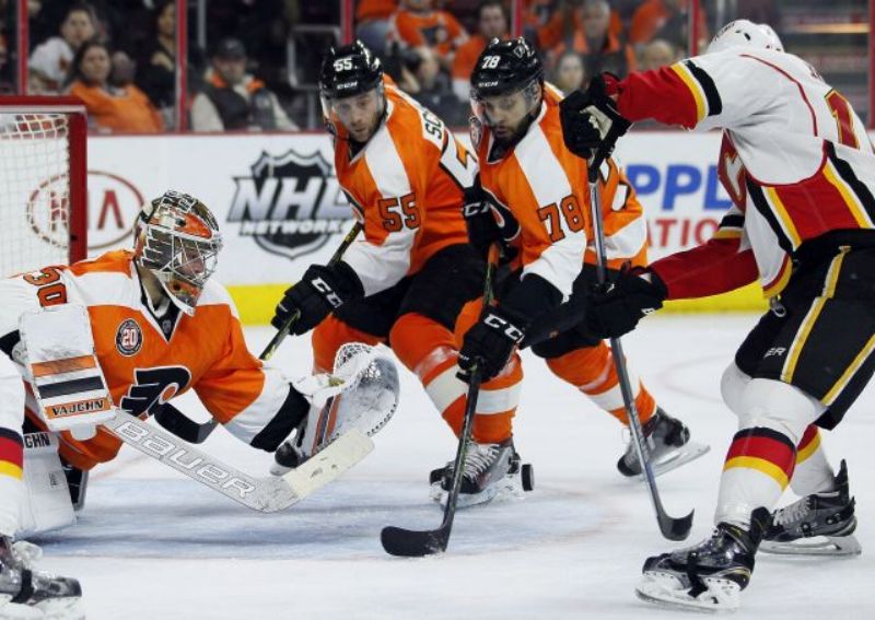 Michal Neuvirth v zápase s Calgary.