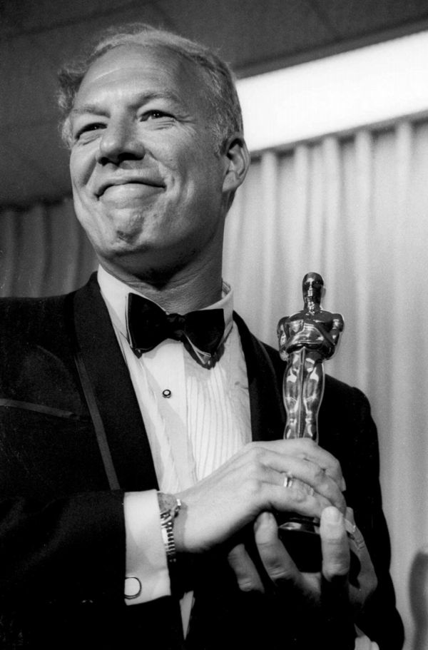 George Kennedy se představuje se sošku Oscara v Santa Monice v Kalifornii, poté, co vyhrál nejlepšího herce ve vedlejší roli za snímek Frajer Luke (1967).