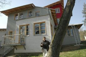 Architekt Vlado Milunič před rodinným domem v Plané nad Lužnicí navrženým pro podnikatele a ochotníka amatérského divadla Františka Hnojnu. Rok 2005.