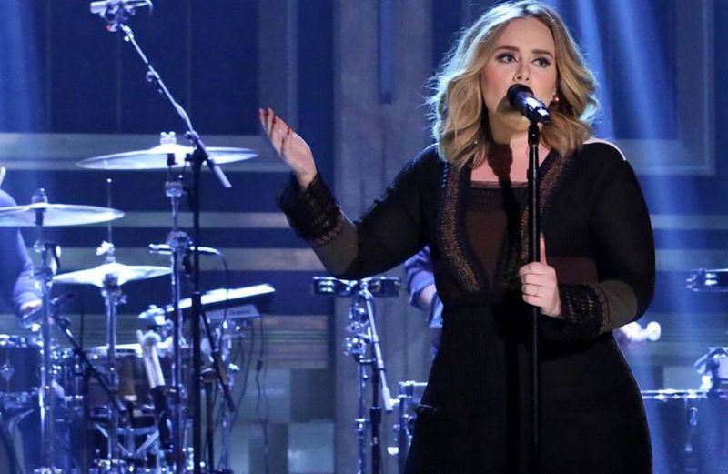 Zpěvačka Adele získala v roce 2009 Cenu Grammy pro nejlepšího nového umělce, o tři roky později Oscara za nejlepší filmovou píseň (k bondovce Skyfall) a od roku 2013 je členkou Řádu britského impéria. Zpěvačka Adele získala v roce 2009 Cenu Grammy pro nejlepšího nového umělce, o tři roky později Oscara za nejlepší filmovou píseň (k bondovce Skyfall) a od roku 2013 je členkou Řádu britského impéria.