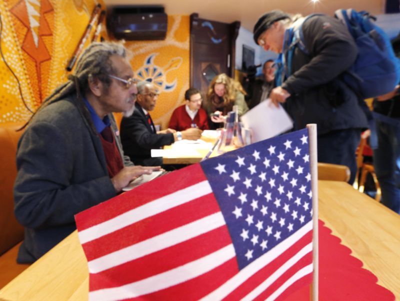 Američtí demokraté žijící v Německu odevzdali své hlasovací lístky ve volební místnosti v restauraci ve Frankfurtu.