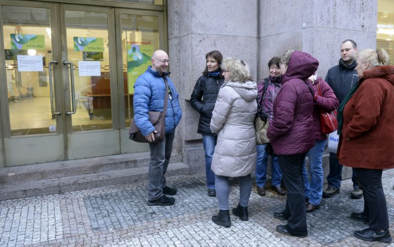 Lidé si přišli pro novou kartu na MHD už před osmou hodinou ráno.