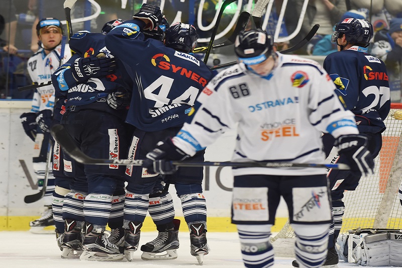 Utkání 51. kola hokejové extraligy: HC Vítkovice Steel - Bílí Tygři Liberec, 1. března v Ostravě. Liberečtí se radují ze vstřelené branky.