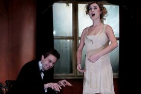 Barbora Poláková a Václav Neužil v aktuálně hrané inscenaci Dejvického divadla Kafka 24.